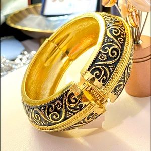 3/$20 Bracelet | Black and Gold Hing Cuff | Jewelry | women Accessories | NEW‼️